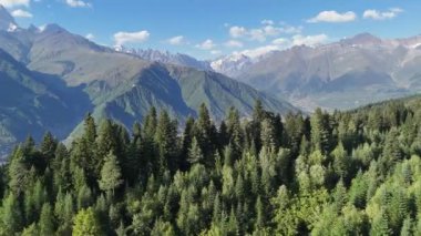 Georgia 'daki Mestia kasabasının havadan görünüşü. Svaneti bölgesinde Ushba tepeleri ve Chalaadi Buzulu ile Majestic Kafkas Dağları.