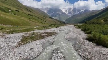 Svaneti bölgesi Ushguli köyü yakınlarındaki Shkhara Buzulu 'na uzanan Enguri nehir vadisi. Kafkasya Dağları, Gürcistan 'daki azgın nehir akıntısı.