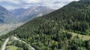 Gürcistan 'ın Hatsvali Kayak Köyü' nden görkemli Kafkas Dağları 'nın havadan görünüşü. Svaneti bölgesindeki Mestia kasabası ormanlık tepeler ve yüksek tepeler arasında.