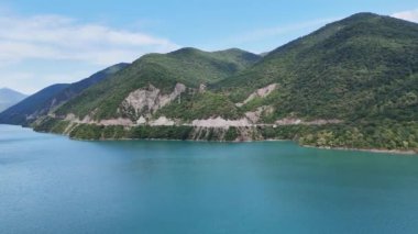 Gürcistan Askeri Yolu 'ndaki Kafkasya Dağları ile çevrili, turkuaz suyla çevrili Zhinvali Barajı Panoraması. Aragvi Nehri, Gürcistan 'da hidroelektrik baraj.