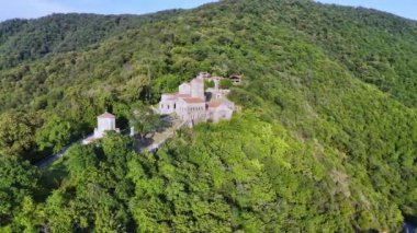 Kakheti bölgesindeki ormanlık tepede antik Nekresi Ortodoks manastırının havadan görünüşü yükseliyor. Gürcistan 'ın Kültür Mirası.