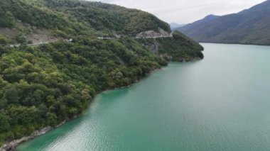 Gürcistan Askeri Yolu 'ndaki Kafkasya Dağları ile çevrili, turkuaz suyla çevrili Zhinvali Barajı Panoraması. Aragvi Nehri, Gürcistan 'da hidroelektrik baraj.