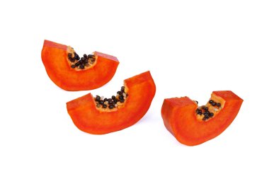 Beyaz arka planda tohumlarla dilimlenmiş olgun papaya. Aşçılık, sağlıklı tarifler ve tropikal temalar için egzotik portakal meyvesi.
