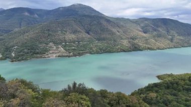 Gürcistan Askeri Yolu yakınlarındaki Kafkas Dağları arasında Aragvi Nehri üzerinde hidroelektrik barajı bulunan Zhinvali rezervlerinin hava manzarası.