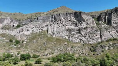 Vardzia 'nın havadan görünüşü - Gürcistan' ın Erusheti kayalık dağına oyulmuş antik şehir kompleksi ve mağara manastırı. UNESCO Dünya Mirası Geçici Listesi.