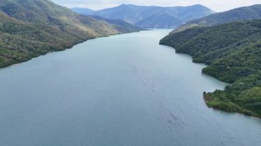 Gürcistan Askeri Yolu yakınlarındaki Kafkas Dağları arasında Aragvi Nehri üzerinde hidroelektrik barajı bulunan Zhinvali rezervlerinin hava manzarası.