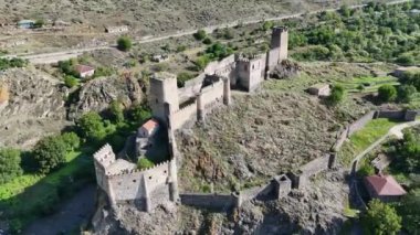 Gürcistan 'ın en eski kalelerinden biri olan Khertvisi kalesinin yüksek kayalık tepedeki havadan görünüşü. Gürcistan kültür mirası ve popüler turizm merkezi.
