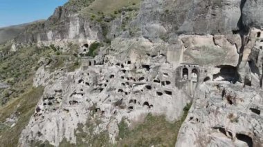 Vardzia 'nın havadan görünüşü - Gürcistan' ın Erusheti kayalık dağına oyulmuş antik şehir kompleksi ve mağara manastırı. UNESCO Dünya Mirası Geçici Listesi.