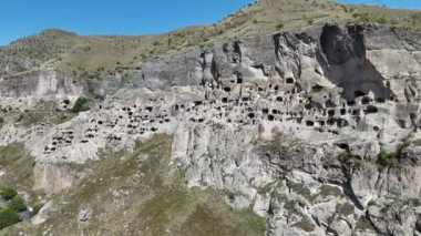 Vardzia 'nın havadan görünüşü - Gürcistan' ın Erusheti kayalık dağına oyulmuş antik şehir kompleksi ve mağara manastırı. UNESCO Dünya Mirası Geçici Listesi.