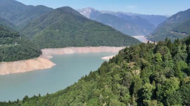 Gürcistan 'ın Svaneti bölgesindeki Inguri nehri üzerindeki ağaçlık tepelerin ve Jvari rezervuarının havadan görüntüsü. Kafkasya Dağları 'ndaki turkuaz gölü ile doğal yeşil manzara.