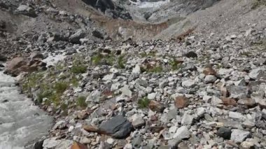 Gürcistan 'ın Svaneti bölgesindeki Mestia yakınlarındaki Chalaadi Buzulu' na giden kayalık yolun havadan görüntüsü. Azgın Mestiachala nehri heybetli Kafkas Dağları ile çevrilidir..