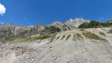 Gürcistan 'ın Svaneti bölgesindeki Mestia kasabası yakınlarındaki kayalık yamaçlı Chalaadi Buzulu' nun hava manzarası. Görkemli Kafkas Dağları 'nın yükselen zirveleri.