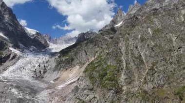 Gürcistan 'ın Svaneti bölgesinde Mestia kasabası yakınlarındaki görkemli Kafkas Dağları ile çevrili Chalaadi Buzulu' nun hava manzarası.