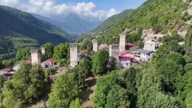 Gürcistan 'ın Svaneti bölgesinde yer alan Svan kulelerinin hava manzarası. Kafkasya Dağları 'ndaki Mestia kasabası. Geleneksel ortaçağ mimarisi UNESCO Dünya Mirası sahasında listelendi.