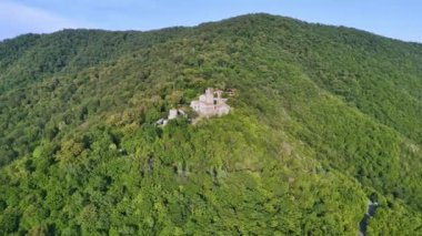 Kakheti bölgesindeki ormanlık tepede bulunan antik Nekresi Ortodoks manastırının hava manzarası. Gürcistan 'ın ruhani ve kültürel mirası.