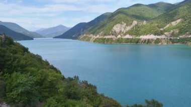 Gürcistan Askeri Yolu üzerinde yer alan Kafkasya Dağları ile çevrili Zhinvali Barajı 'nın hava panoramik manzarası. Aragvi Nehri, Gürcistan 'da hidroelektrik baraj.
