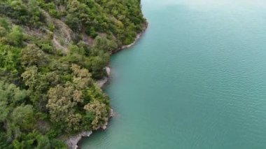 Gürcistan Askeri Yolu üzerinde yer alan Kafkasya Dağları ile çevrili Zhinvali Barajı 'nın hava panoramik manzarası. Aragvi Nehri, Gürcistan 'da hidroelektrik baraj.