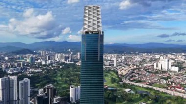 Menara Exchange 106 binasının mavi gökyüzü arka planına yakın çekim görüntüsü. Modern gökdelenleri olan Kuala Lumpur şehri, Malezya.