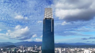 Menara Exchange 106 binasının mavi gökyüzü arka planına yakın çekim görüntüsü. Modern gökdelenleri olan Kuala Lumpur şehri, Malezya.