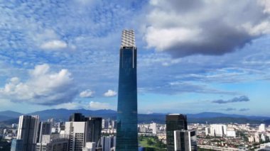 Menara Exchange 106 binasının mavi gökyüzü arkaplanlı havadan görüntüsü. Modern gökdelenleri olan Kuala Lumpur şehri, Malezya.