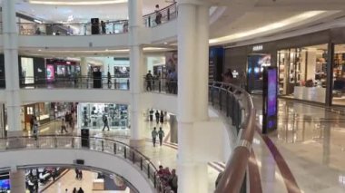 Kuala Lumpur, Malezya - 05.21.2024: Suria KLCC alışveriş merkezi. Turistler arasında en büyük ve en popüler olanlardan biri..