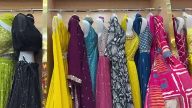 Hint Mahallesi Kuala Lumpur, Malezya 'daki bir dükkanda parlak ve renkli Hintli elbise ve sariler.