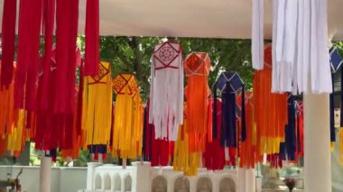 Kuala Lumpur, Malezya 'daki Budist Maha Vihara tapınağında renkli geleneksel Hint fenerleri.
