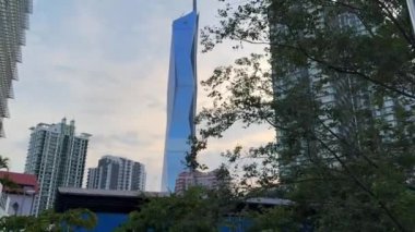 Malezya, Kuala Lumpur 'daki Merdeka 118 gökdeleni. Malezya başkentinin modern mimarisine sahip şehir manzarası.