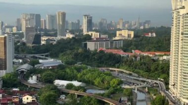 Yüksek binaları, yeşil bölgeleri, yüksek otoyolları ve metro hattı olan Kuala Lumpur şehri, Malezya.
