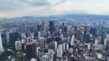 Kuala Lumpur, Malezya - 05.27.2024: İkonik yüksek binalarla şehir merkezinin modern panoramik manzarası.