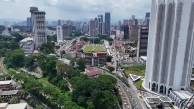 Kuala Lumpur, Malezya - 05.19.2024: Independence Square (Dataran Merdeka), karayolu ve gökdelenli modern metropol manzarası.