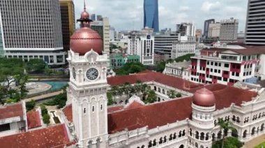 Kuala Lumpur, Malezya - 05.22.2024: eski saat kulesinin insansız hava aracı görüntülerinden geç. Sultan Abdul Samad 'ın iç avlusundaki hava manzarası..