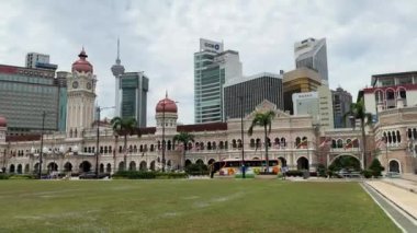 Kuala Lumpur, Malezya - 05.22.2024: Sultan Abdul Samad binası ve Bağımsızlık Meydanı (Dataran Merdeka). Popüler turizm simgesi.