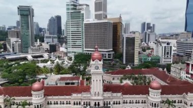 Kuala Lumpur, Malezya - 05.22.2024: Sultan Abdul Samad binasının havadan görünüşü. Modern metropol arka planında koloni mimarisi.