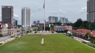 Kuala Lumpur, Malezya - 05.22.2024: Bağımsızlık Meydanı 'nın (Dataran Merdeka) en büyük Malezya bayrağıyla insansız hava aracı görüntülerini yükseltin.