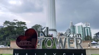 Kuala Lumpur, Malezya - 05.20. 2024: KL Kulesi işaret levhası. Telekomünikasyon kulesi Menara Kuala Lumpur 'un yan görüntüsü. Şehir sembolü ve popüler turizm simgesi.