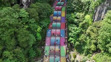 Batu Mağaraları 'nın tepesine giden renkli merdivenler. Kuala Lumpur yakınlarında tanrısal heykelleri olan Hint tapınağı. Malezya dini simgesi ve popüler turizm merkezi.