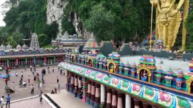 Selangor, Malezya - 05.23.2024: Batu Mağaraları 'nda renkli tanrısal heykelleri olan Hint tapınağı. Dini mekan ve Kuala Lumpur yakınlarındaki popüler turizm merkezi.