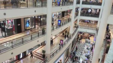 Kuala Lumpur, Malezya - 05.21.2024: Suria KLCC alışveriş merkezi. Ev içi alışveriş için en büyük ve en popüler yerlerden biri..