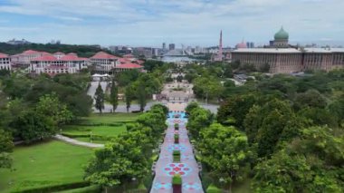 Putrajaya 'nın şehir parkındaki merdivenlerden drone görüntüsü, Kuala Lumpur, Malezya. Modern binaları ve yeşil alanları olan bir siluet. Doğa ve mimarinin kombinasyonu.