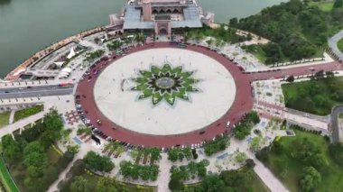 Putra Camii 'nin Putra Meydanı' nın yukarıdan görünen manzarası Putrajaya 'da. Hareket eden arabalı yuvarlak yol. Kuala Lumpur, Malezya yakınlarındaki popüler seyahat noktası.