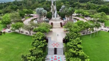 Putrajaya, Malezya - 05.26.2024. Şehir parkının (Taman Putra Perdana) yeşil peyzaj tasarımı ve modern anıtı ile insansız hava aracı görüntüsü. Kuala Lumpur yakınlarında popüler seyahat.