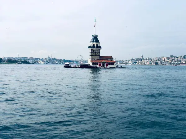 İstanbul, Türkiye - Eylül 310, 2018: Galata Camii ve Boğaz Boğazı 'ndaki Boğaz