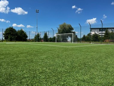 Parktaki boş futbol sahası