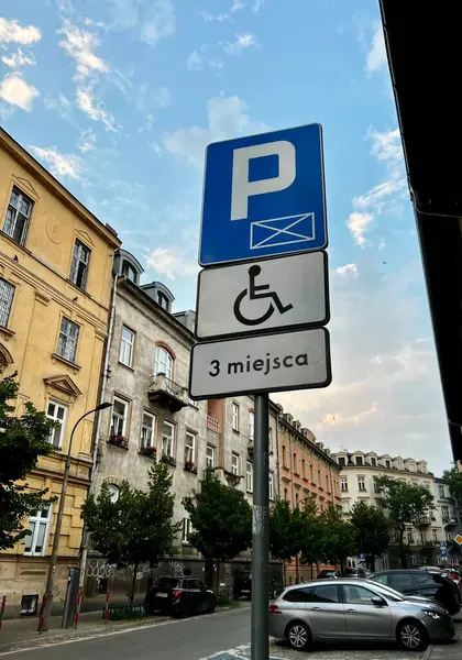 Şehirdeki araba park levhası