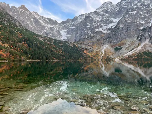 Dağlardaki gölün güzel manzarası