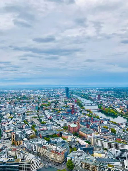 Yazın Frankfurt şehrinin gökyüzü manzarası