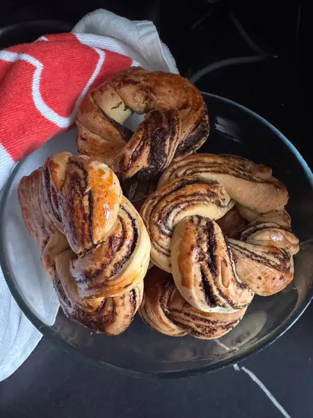 Tarçınlı çörekler beyaz tabakta..