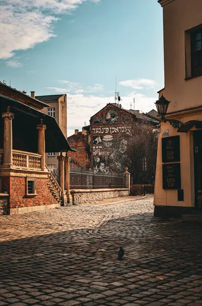 Şehirdeki eski ahşap ev.