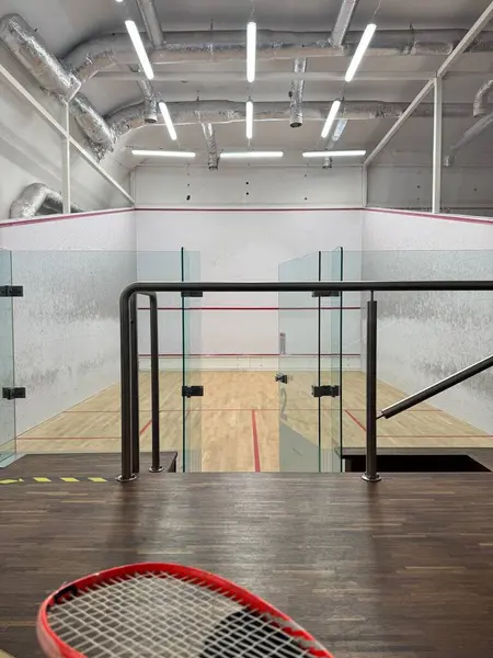 İç kısımları kırmızı ve beyaz olan tenis kortu. 3d oluşturma
